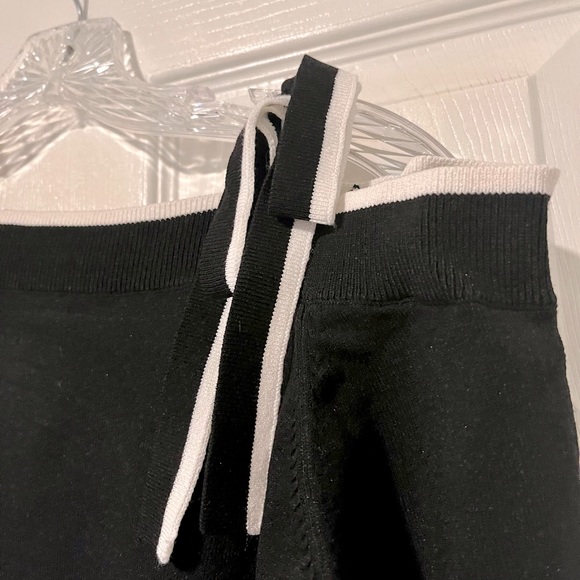 Ann Taylor Black & White off the shoulder sweater -Size XL - Picture 2 of 4